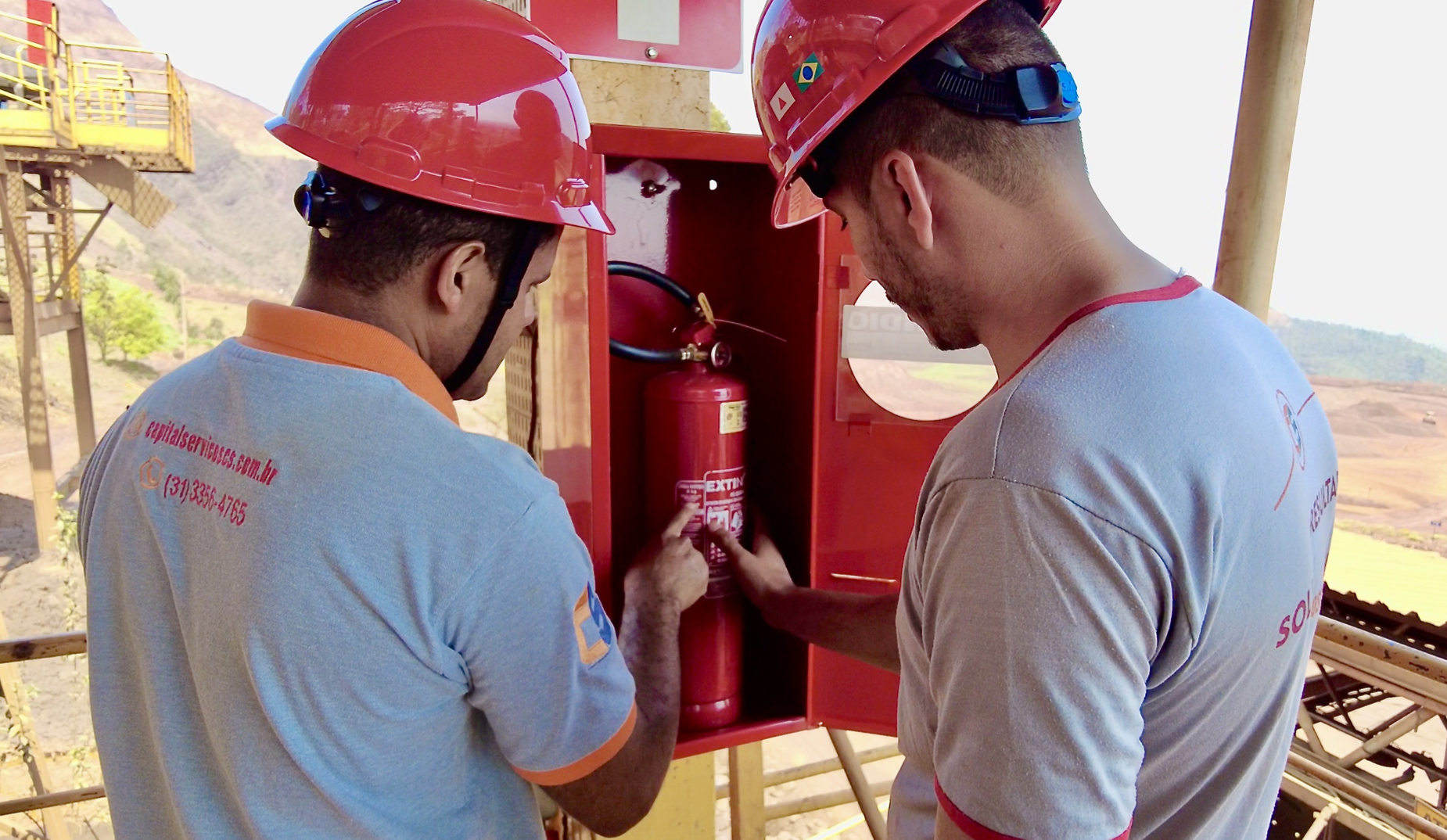 Equipe inspecionando equipamento de combate a incêndio