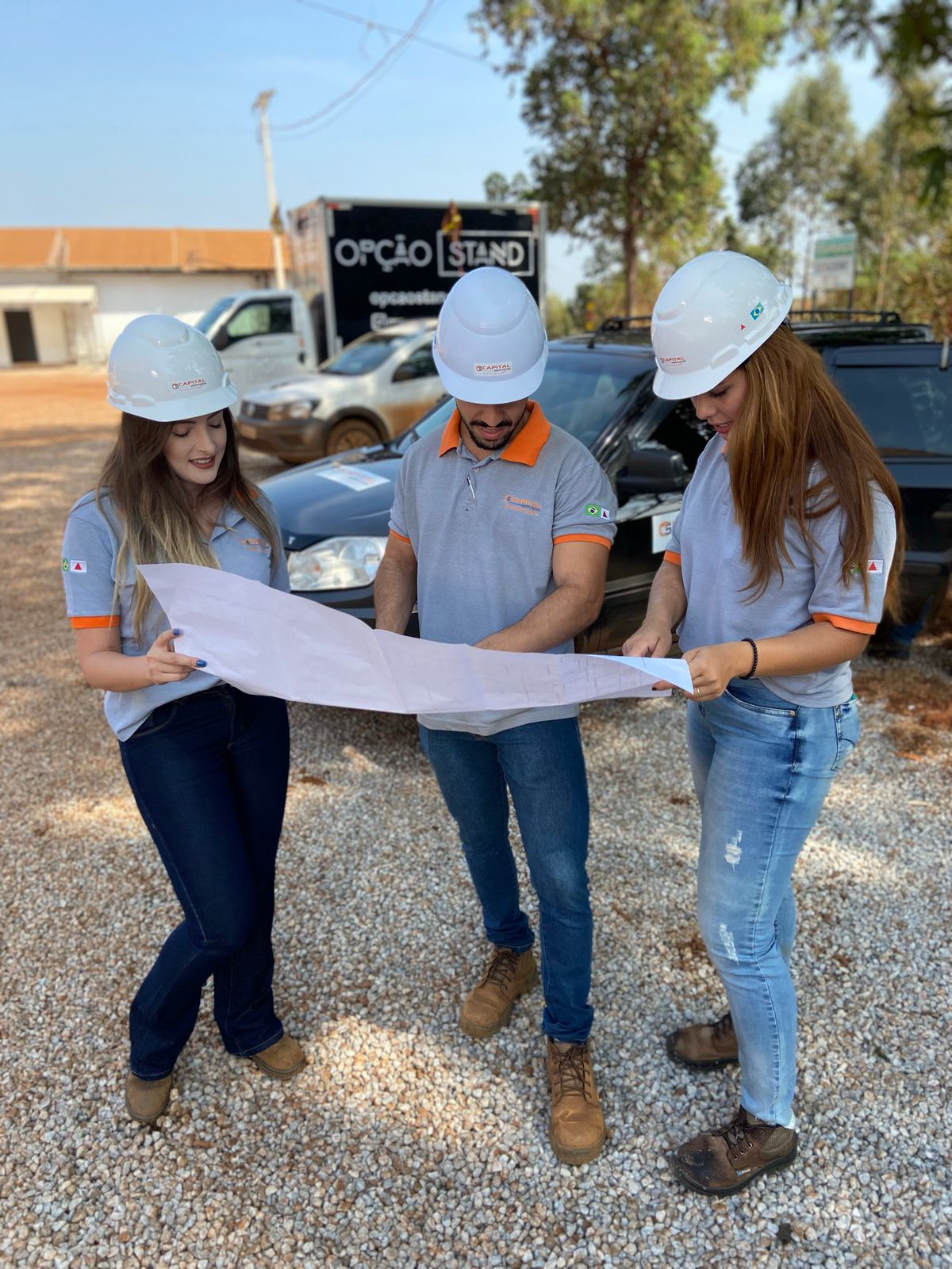 Equipe da Capital Serviços analisando projeto em campo