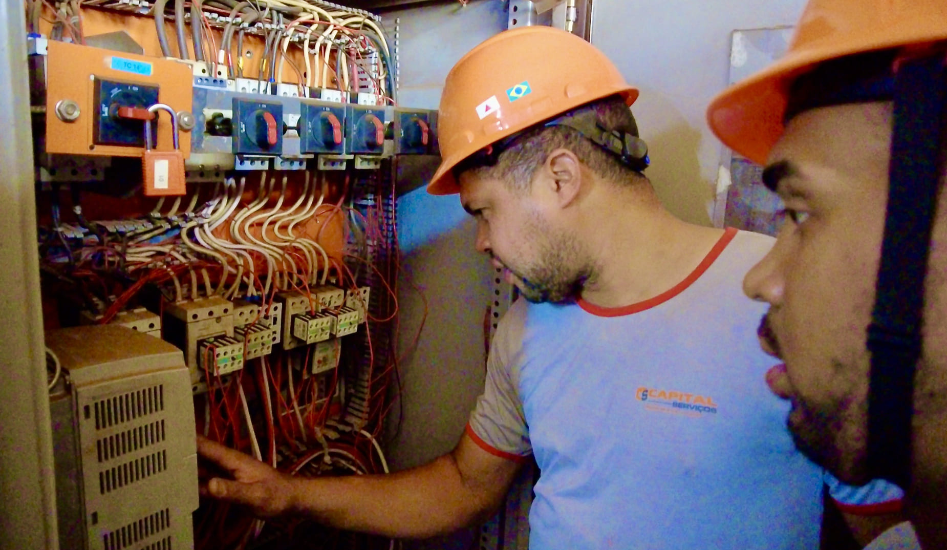 Equipe da Capital Serviços realizando manutenção elétrica