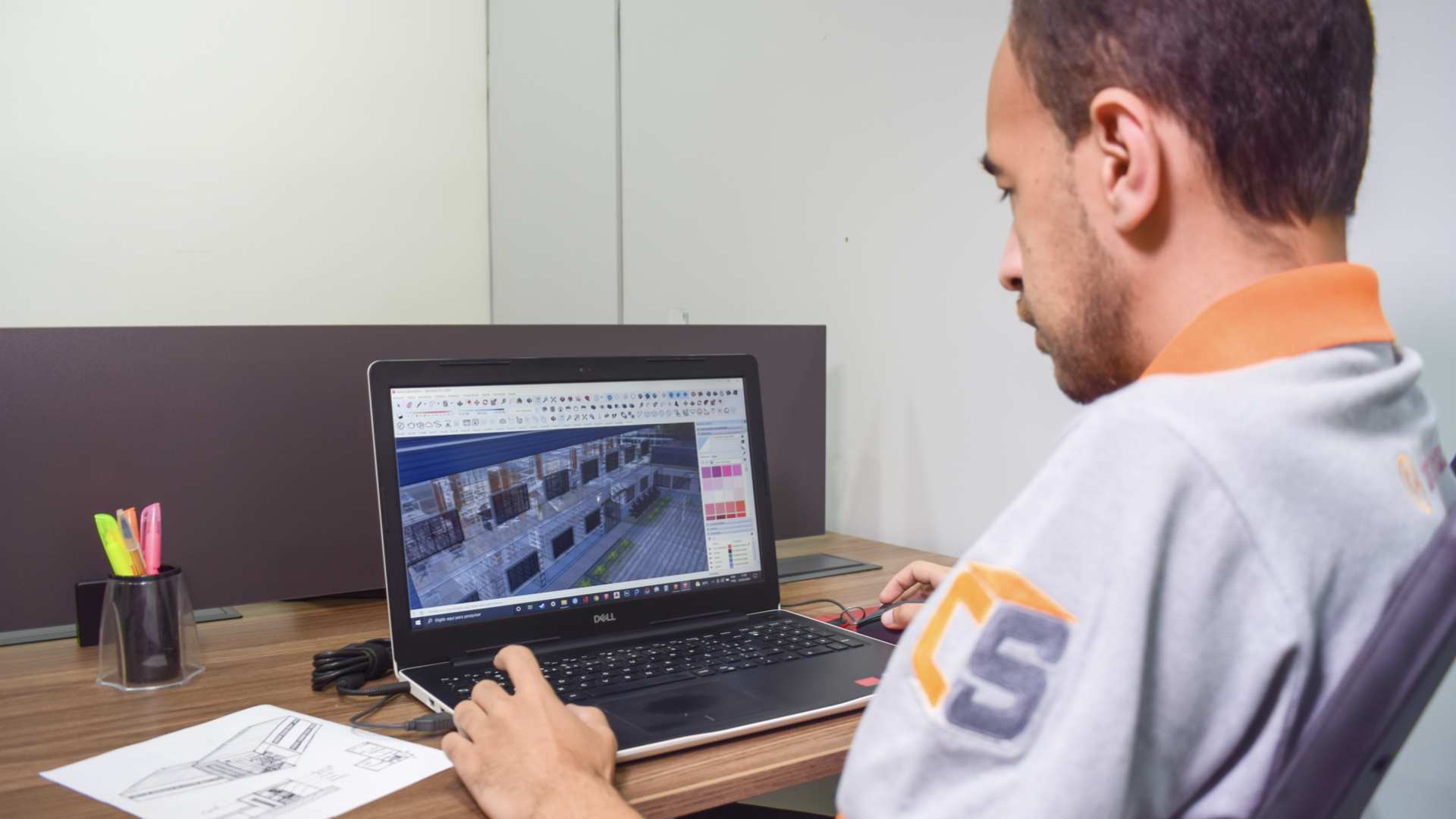 Profissional desenvolvendo projeto técnico digital