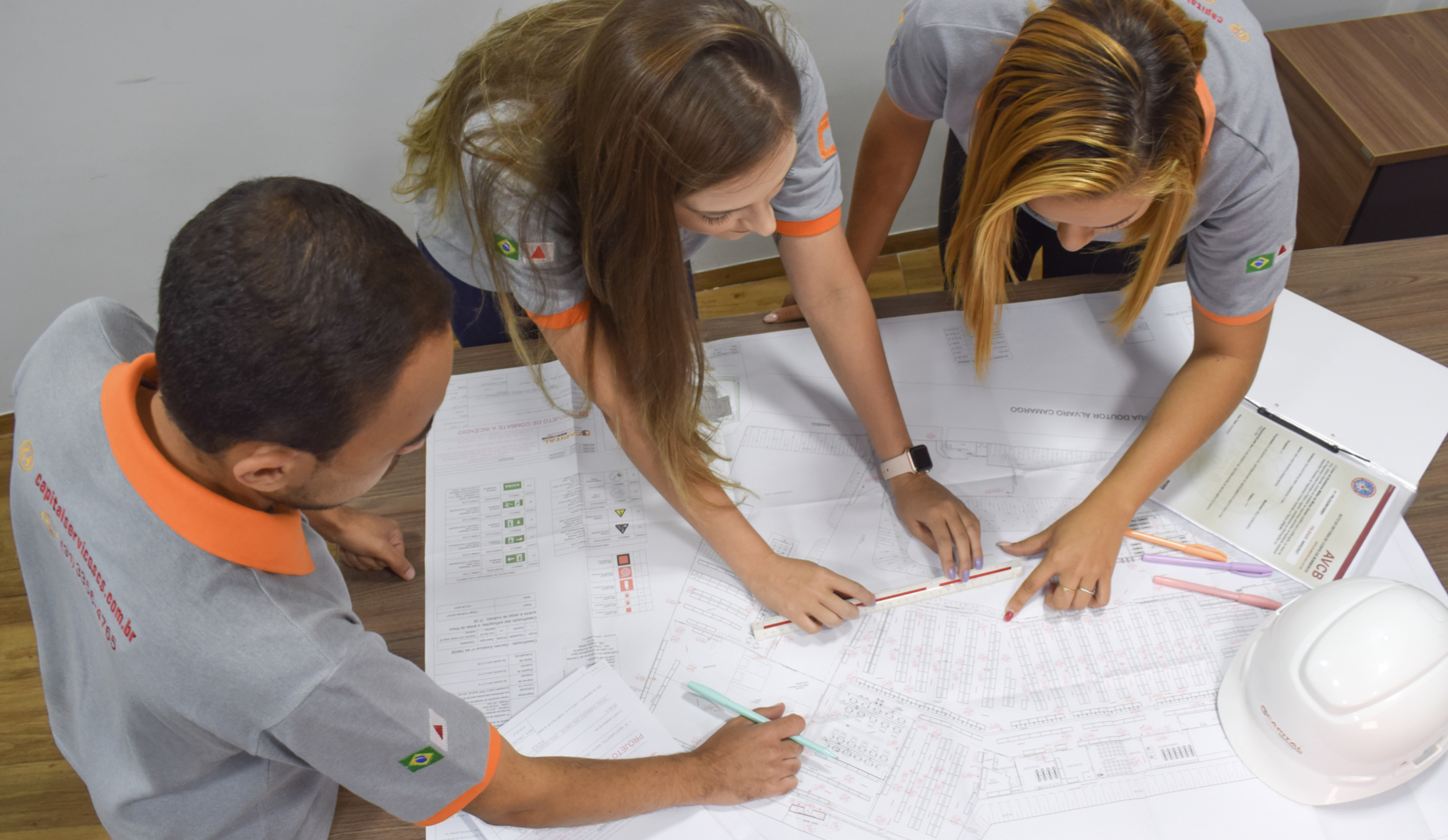 Equipe técnica analisando projetos de engenharia